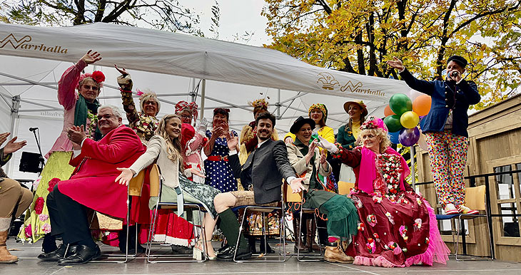 Die Marktweiber führten wieder die "Linie 8" beim Faschingsauftakt am 11.11.2023 auf dem Viktualienmarkt vor (©Foto: Martin Schmitz)